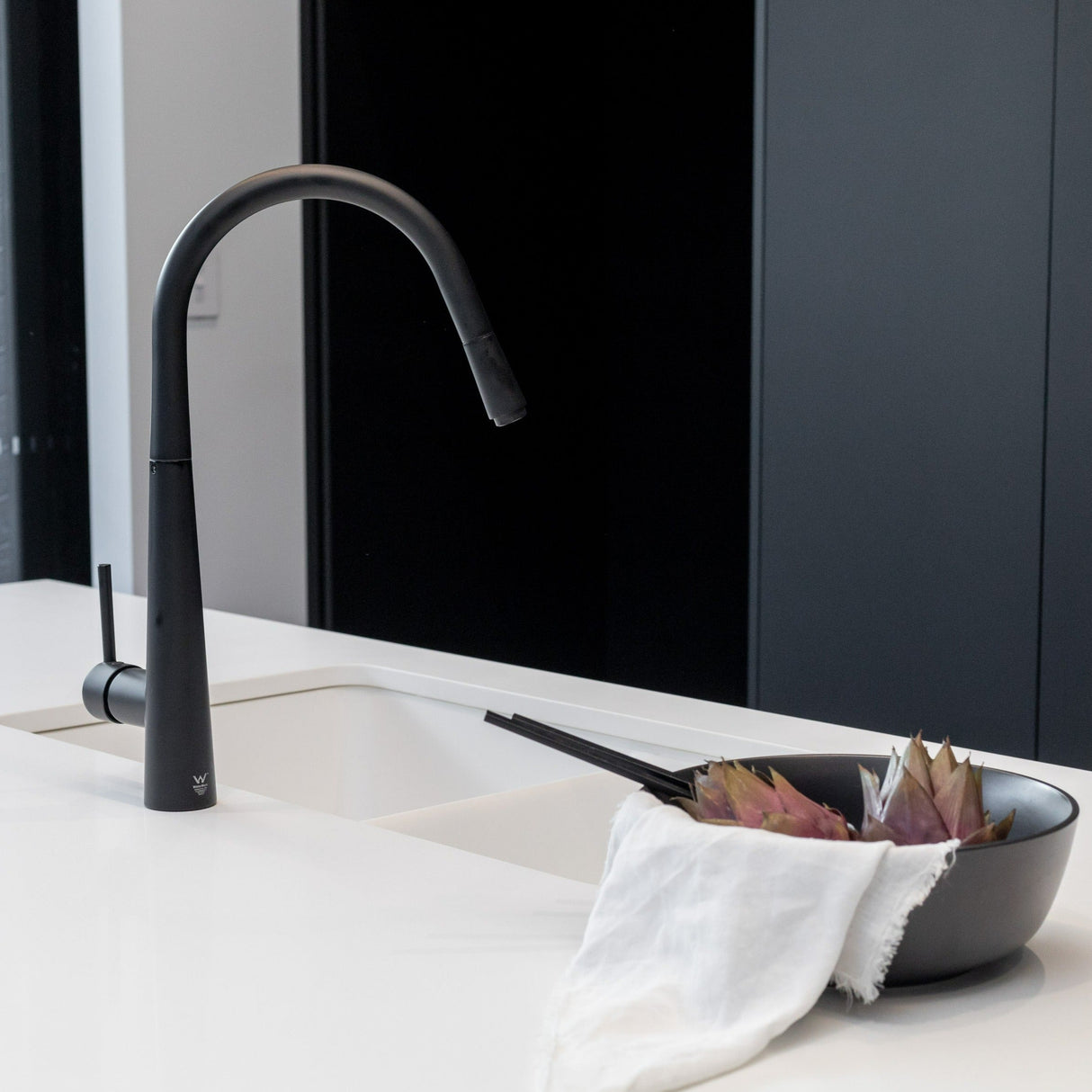 AQU Round Pull Out Kitchen Sink Mixer Tap
