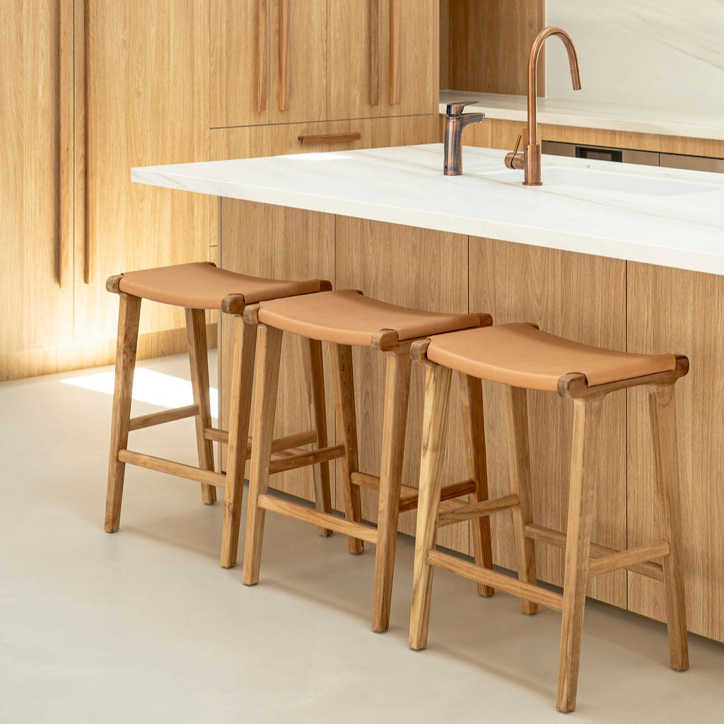 Paloma Leather Saddle Stool – Flat Natural