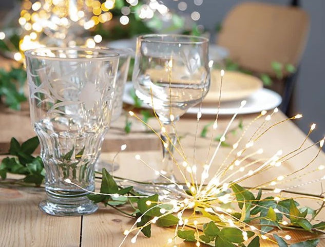 How to decorate a dining room for Christmas?