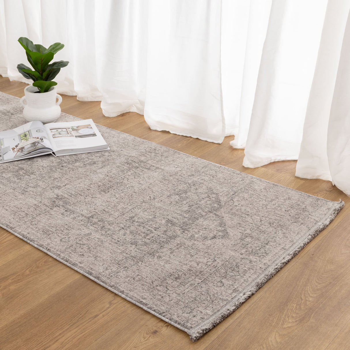 Heritage Distressed Medallion Grey Runner- H103