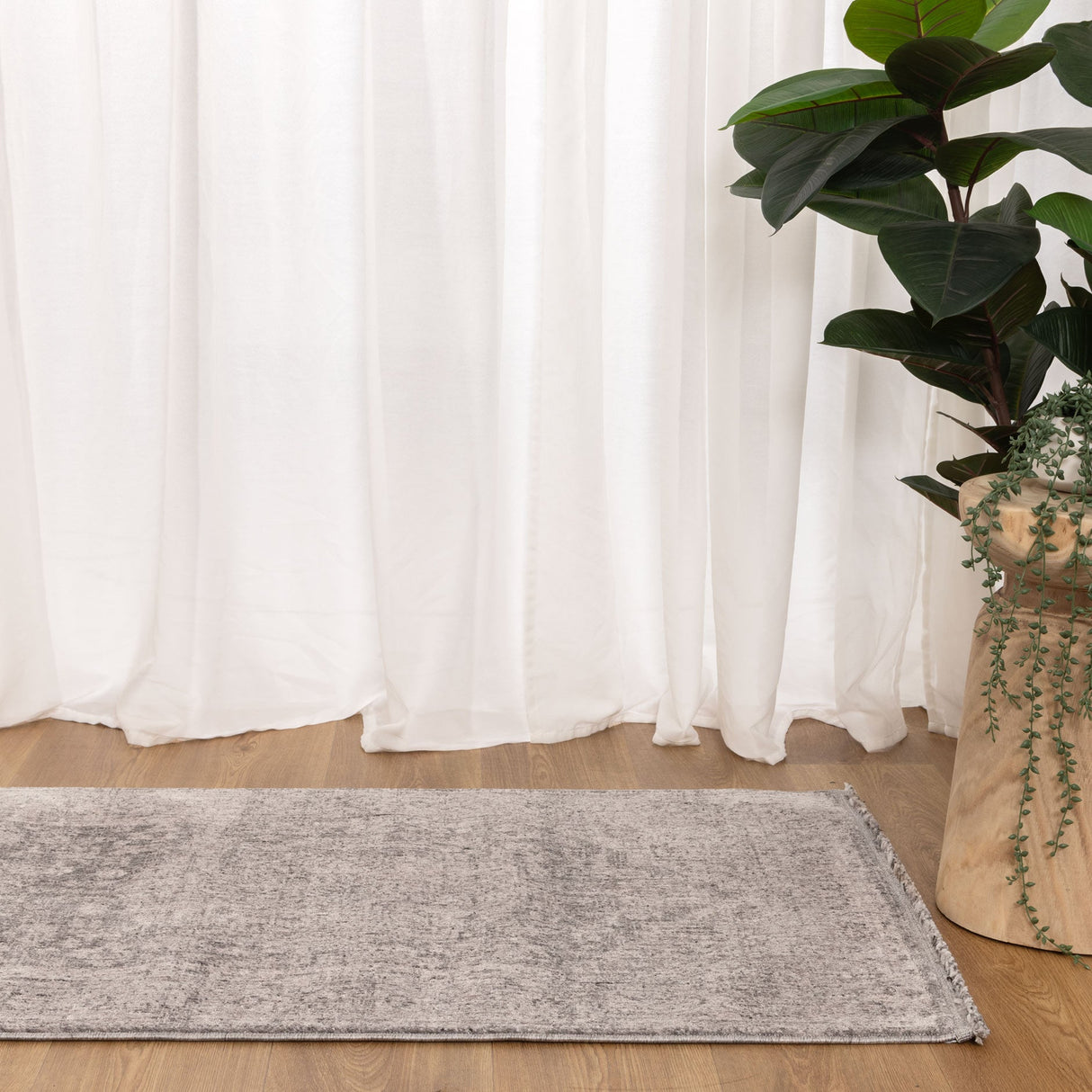 Heritage Distressed Medallion Grey Runner- H103