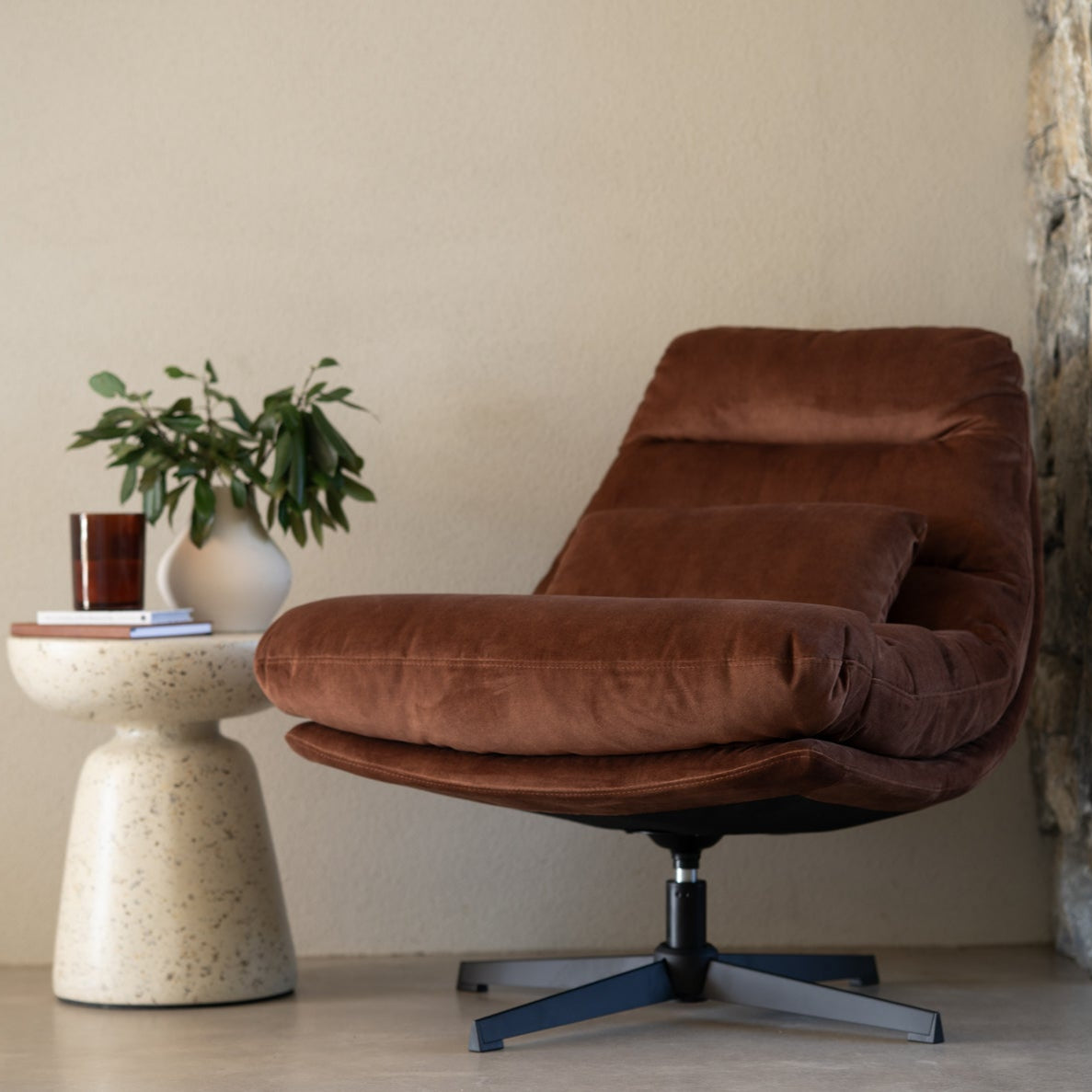 Liam Swivel Chair – Sleek black powder-coated steel legs – Rust