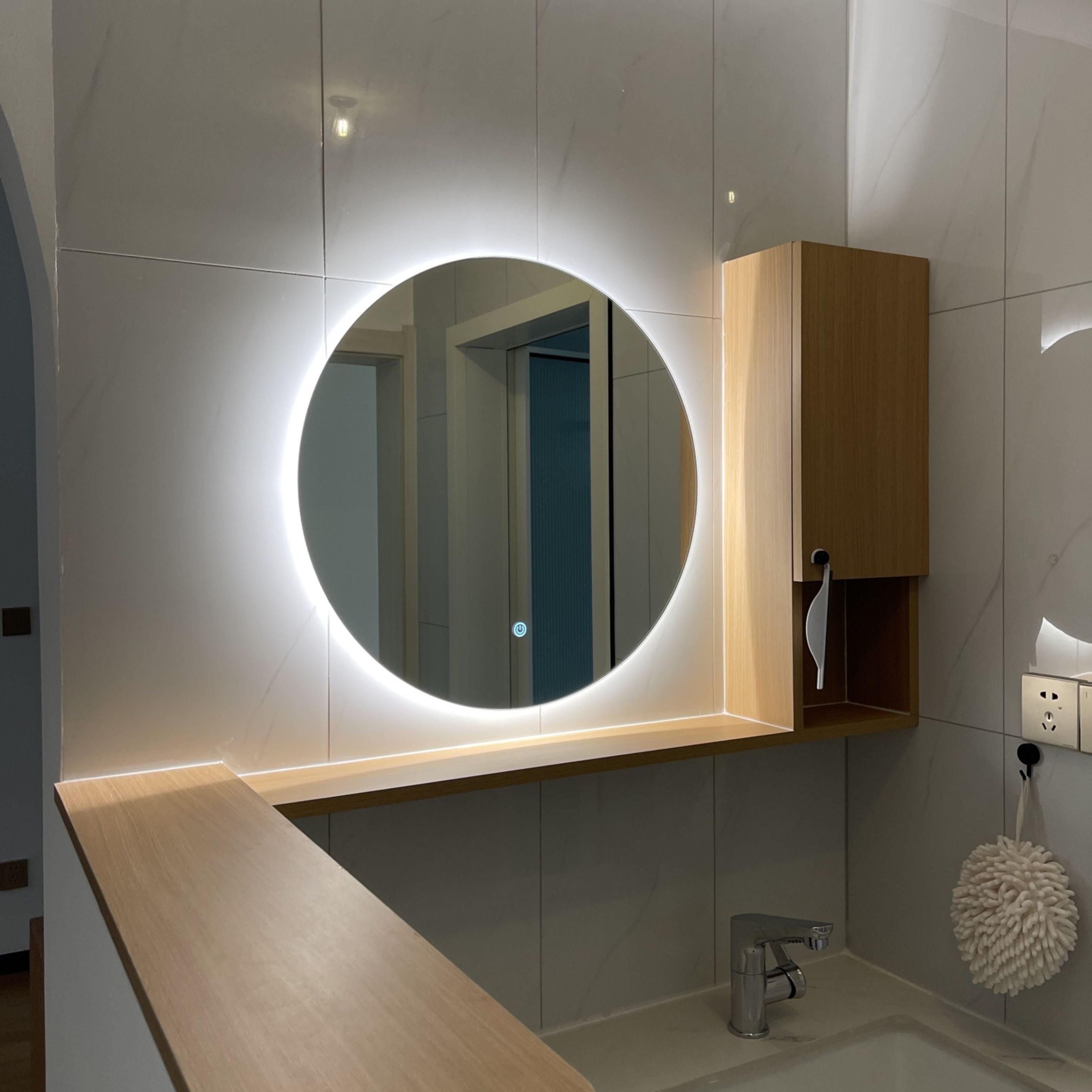 Led mirror outlet glass